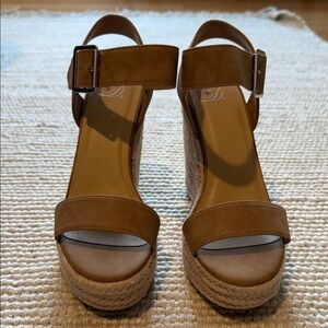 Elegant Tan Wedge Sandals